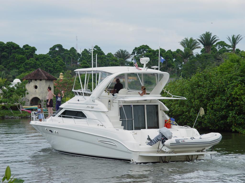Amatique Bay Hotel Puerto Barrios Buitenkant foto