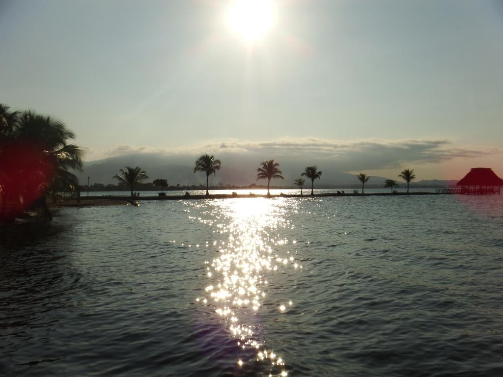 Amatique Bay Hotel Puerto Barrios Buitenkant foto