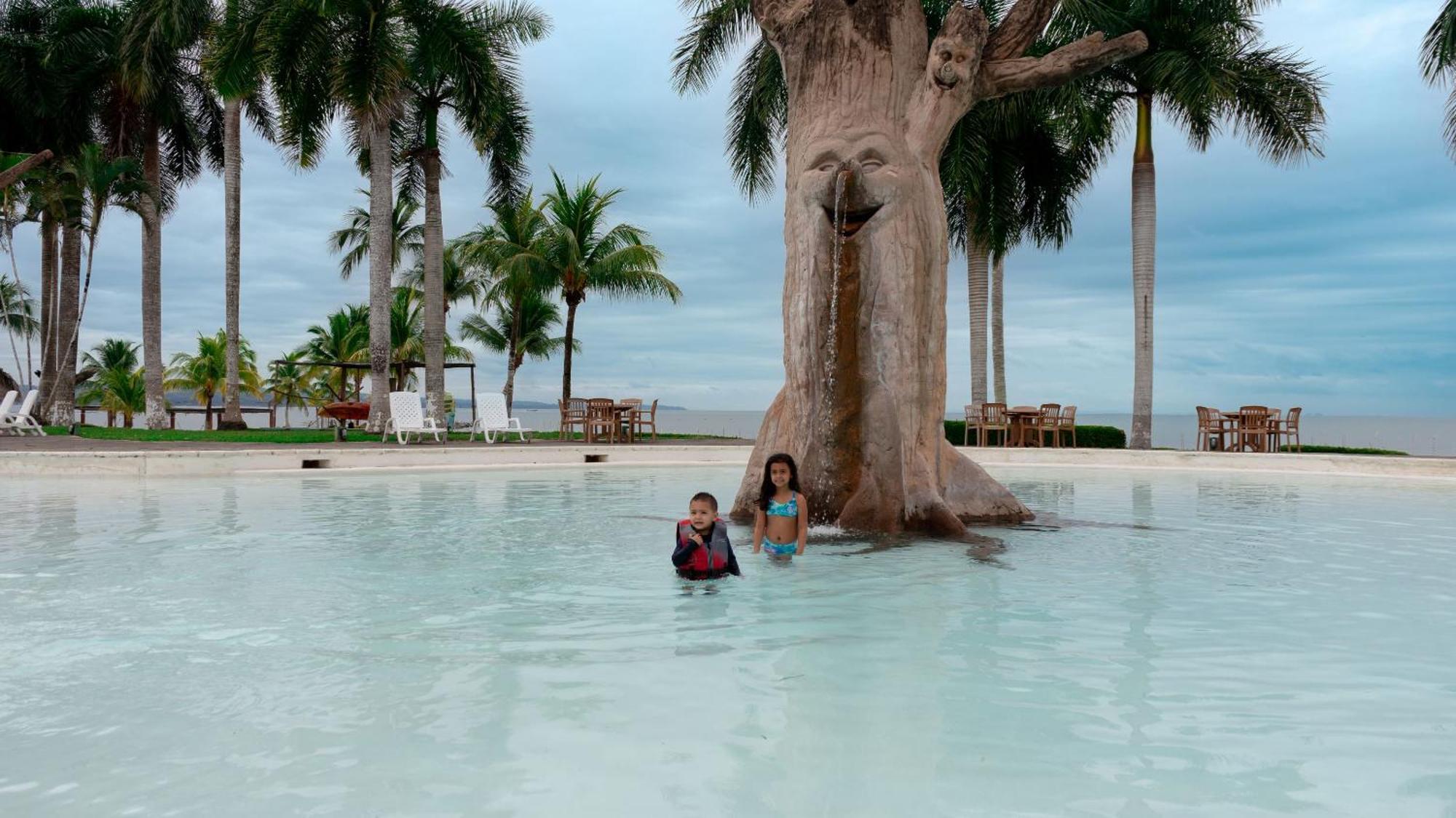 Amatique Bay Hotel Puerto Barrios Buitenkant foto
